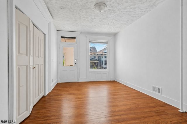 239 17Th Ave, Paterson City, NJ 07504