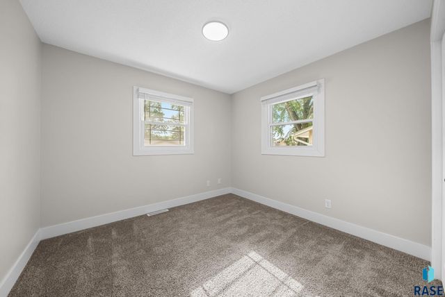 921 S Gardner Dr, Sioux Falls, SD 57103