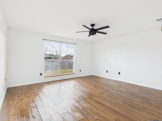 5262 Faulkner Dr, Darrow, LA 70725