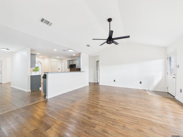 5262 Faulkner Dr, Darrow, LA 70725