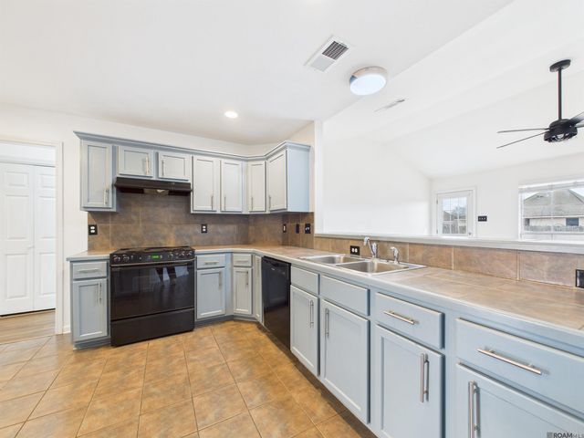 5262 Faulkner Dr, Darrow, LA 70725