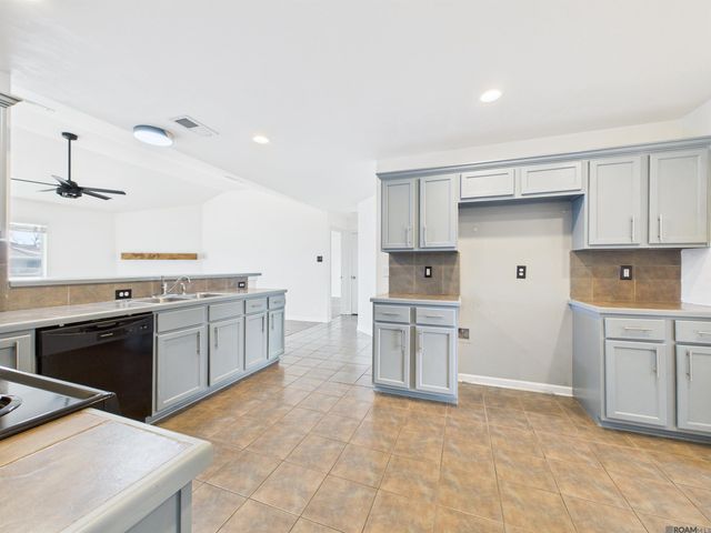 5262 Faulkner Dr, Darrow, LA 70725