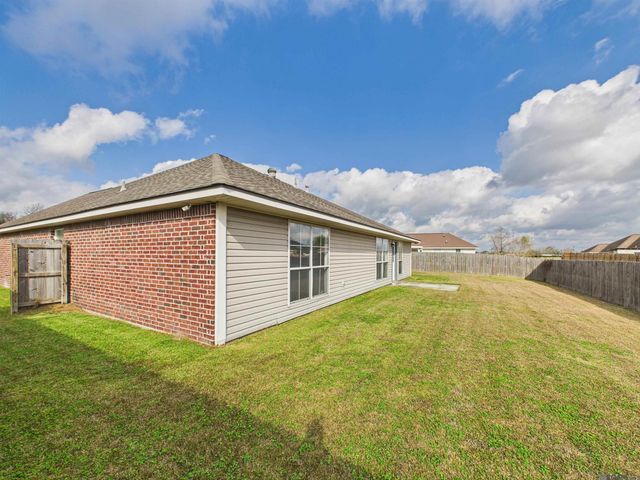 5262 Faulkner Dr, Darrow, LA 70725