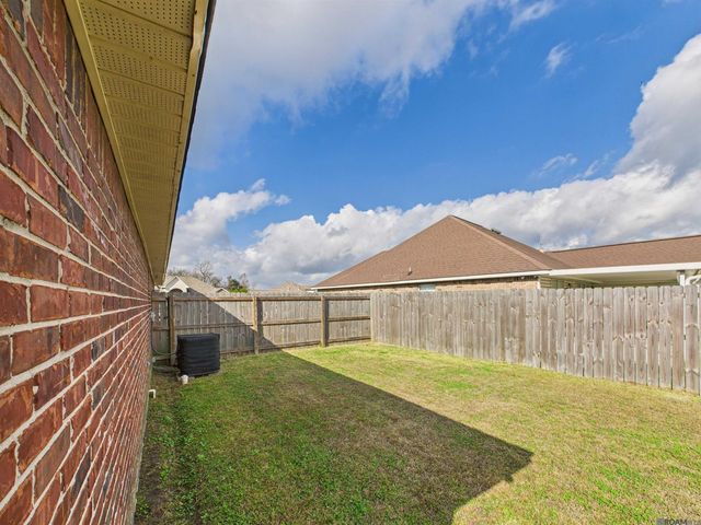 5262 Faulkner Dr, Darrow, LA 70725