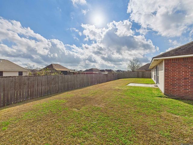 5262 Faulkner Dr, Darrow, LA 70725