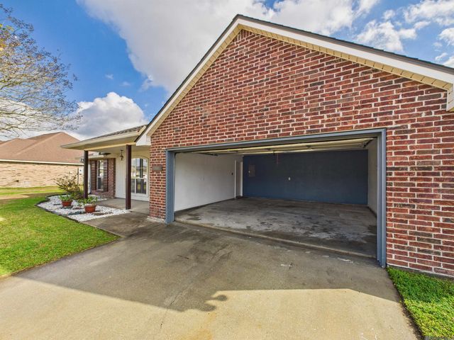 5262 Faulkner Dr, Darrow, LA 70725