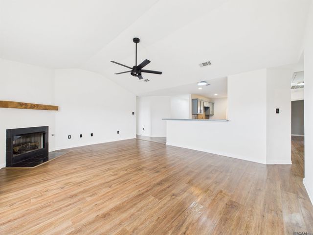 5262 Faulkner Dr, Darrow, LA 70725