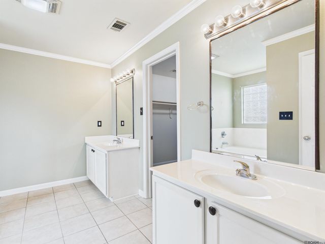 5262 Faulkner Dr, Darrow, LA 70725