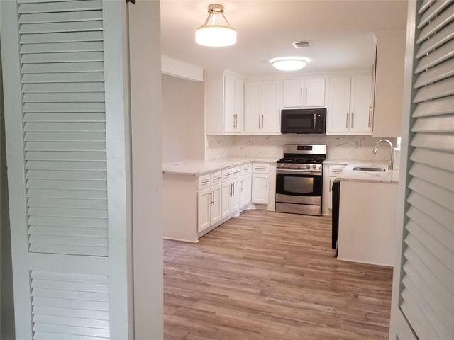 951 Reverend Bj Lewis Drive E, Houston, TX 77024