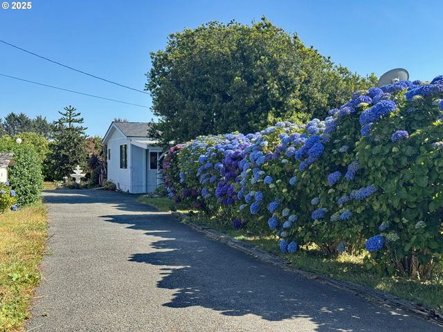 97882 MARKS Ln, Brookings, OR 97415