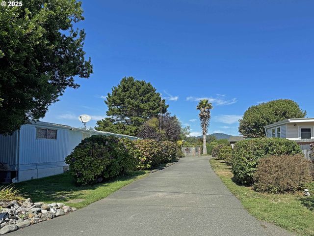 97882 MARKS Ln, Brookings, OR 97415
