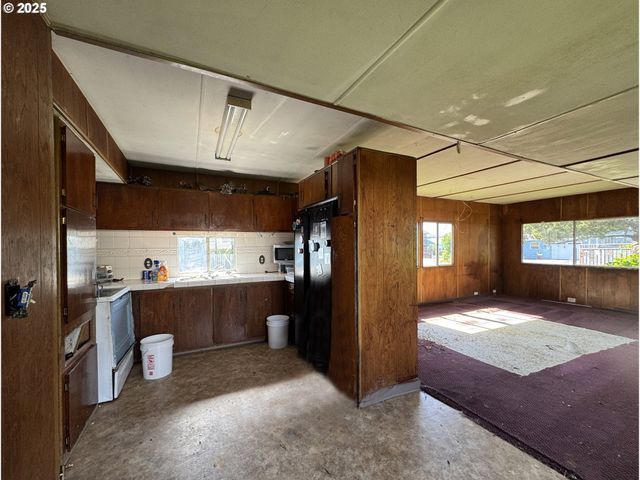 97882 MARKS Ln, Brookings, OR 97415