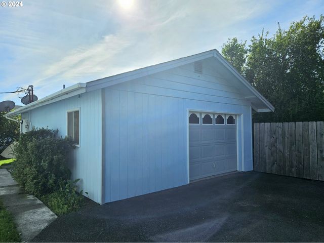 97882 MARKS Ln, Brookings, OR 97415