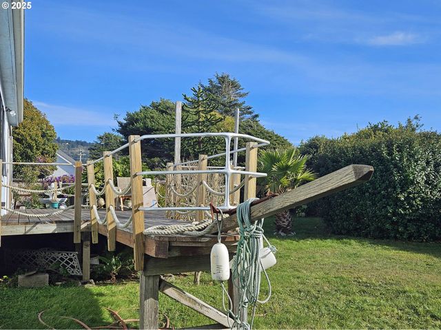 97882 MARKS Ln, Brookings, OR 97415
