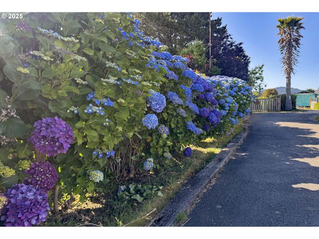 97882 MARKS Ln, Brookings, OR 97415