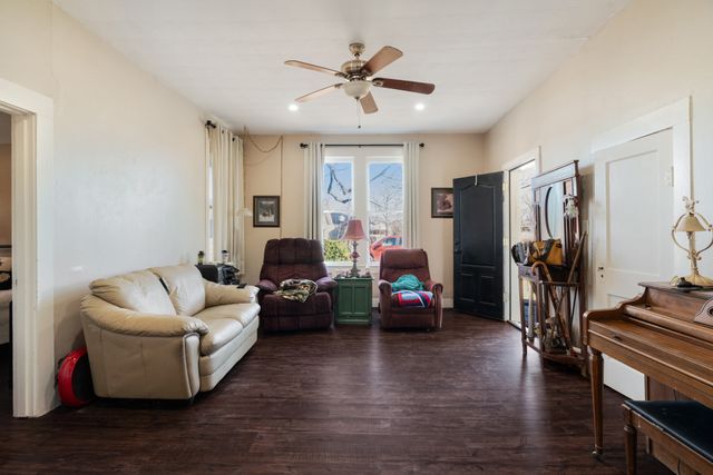 130 W Division Street, Blossom, TX 75416