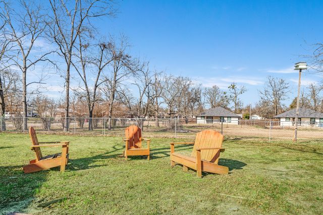 130 W Division Street, Blossom, TX 75416