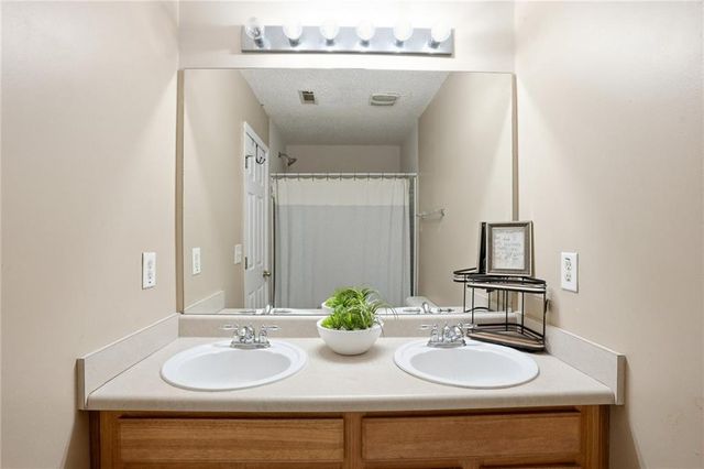 5339 Creekview Lane, Morrow, GA 30260