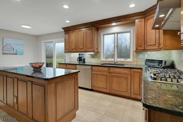 3 Esther Ct, Chester Twp., NJ 07930