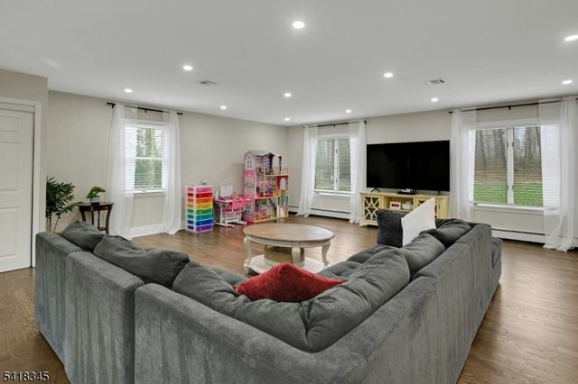 3 Esther Ct, Chester Twp., NJ 07930