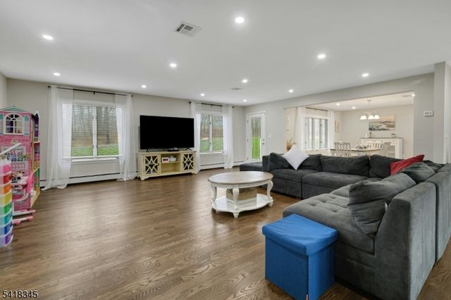 3 Esther Ct, Chester Twp., NJ 07930