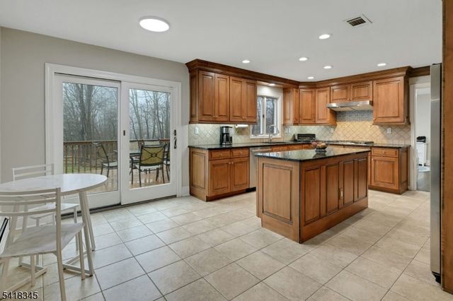 3 Esther Ct, Chester Twp., NJ 07930