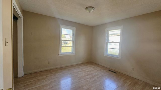 200 W 12TH Street, Johnston City, IL 62951