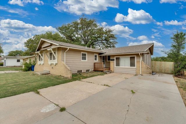 8206 E Levitt Dr, Wichita, KS 67207