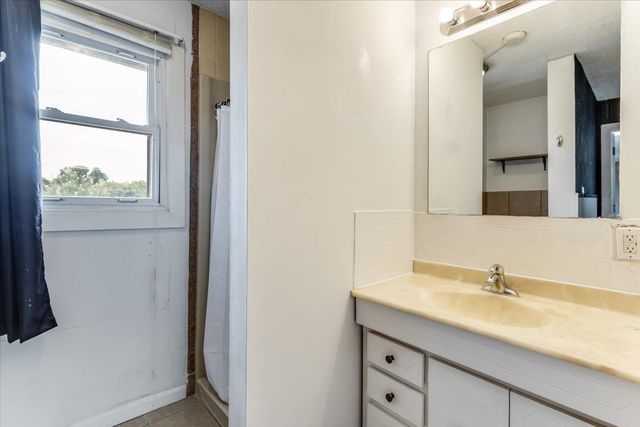 8206 E Levitt Dr, Wichita, KS 67207