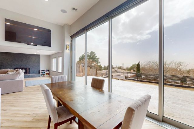 3105 Camino De La Sierra Lane NE, Albuquerque, NM 87111