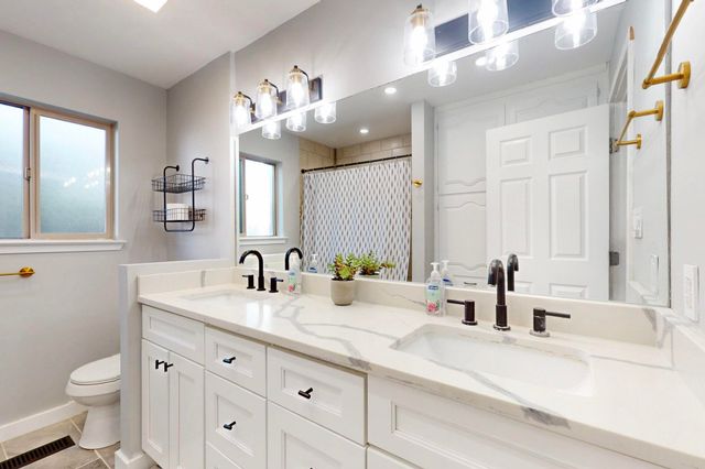 3105 Camino De La Sierra Lane NE, Albuquerque, NM 87111