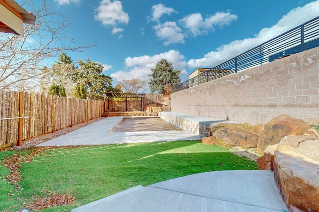 3105 Camino De La Sierra Lane NE, Albuquerque, NM 87111