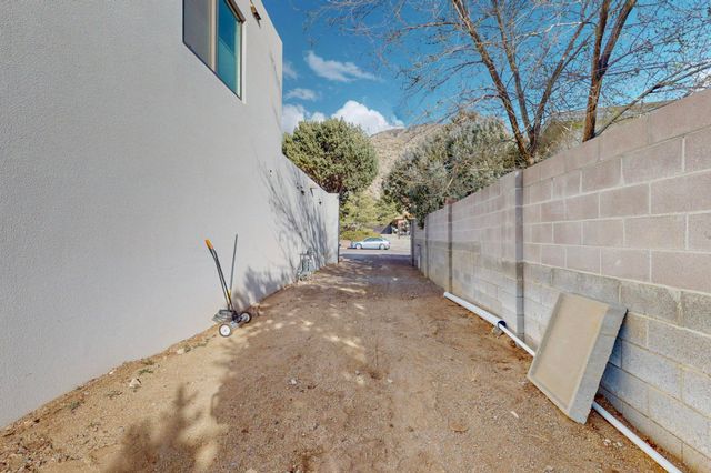 3105 Camino De La Sierra Lane NE, Albuquerque, NM 87111