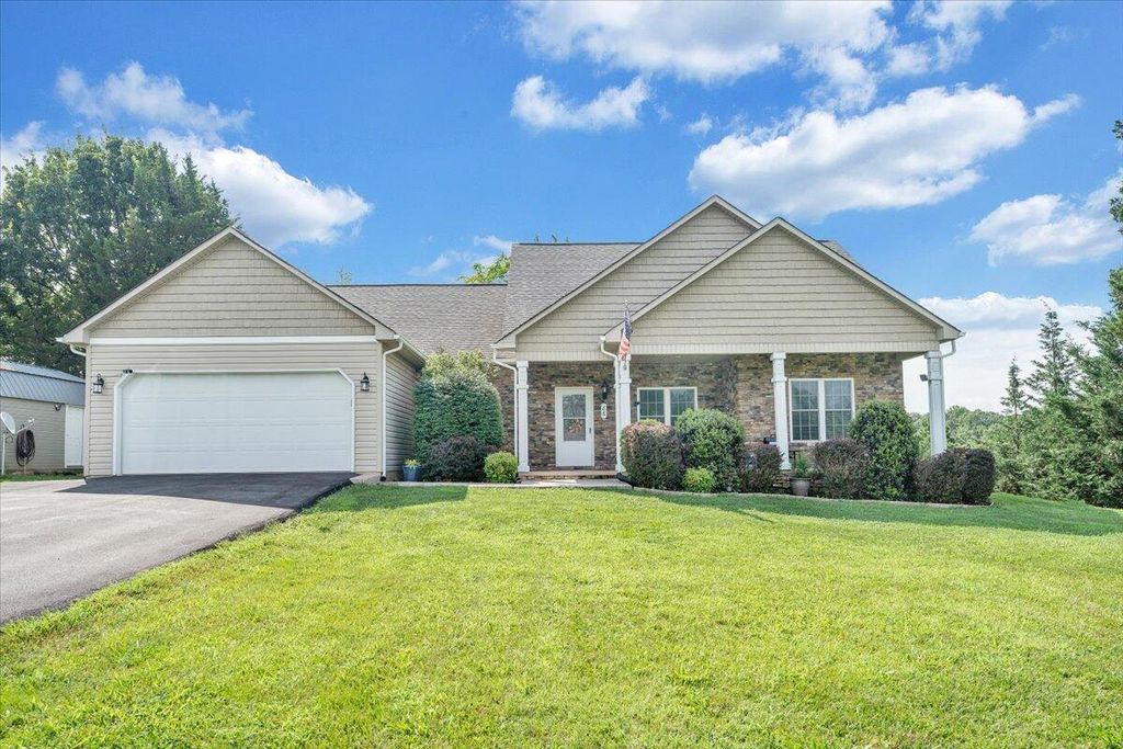 86 Wagon Watch LN, Moneta, VA 24121