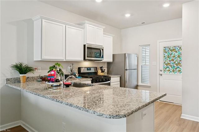 1527 Auckland CT, Newport News, VA 23608