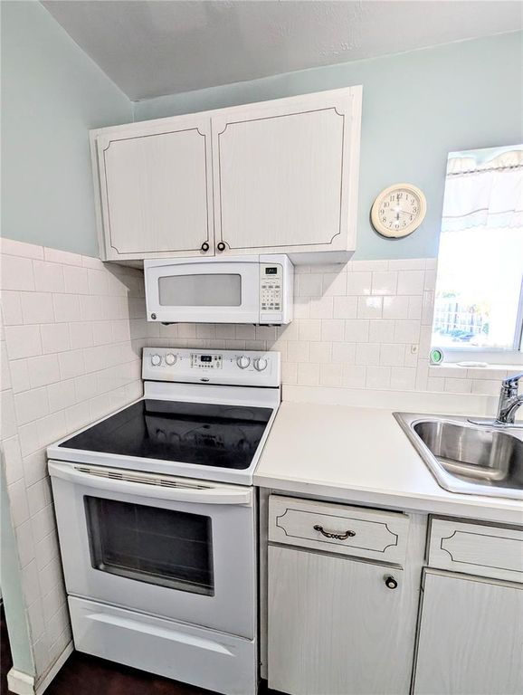 Image 5 of property listing at 5922 GARDEN LANE A31, Bradenton, FL 34207