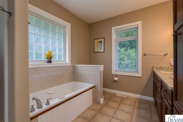 2346 Abbywood Lane, North Mankato, MN 56003