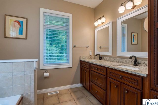 2346 Abbywood Lane, North Mankato, MN 56003