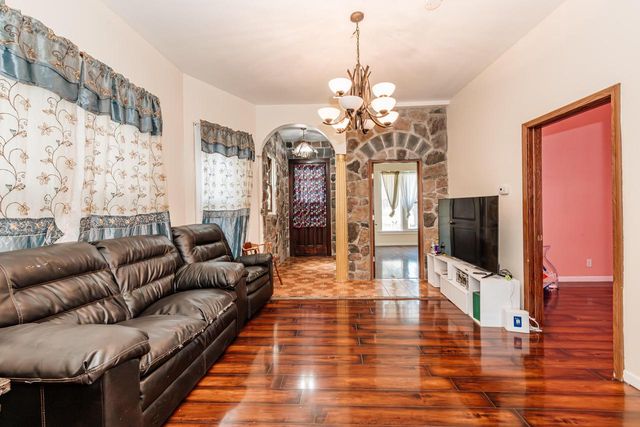 932 S Layton BOULEVARD, Milwaukee, WI 53215