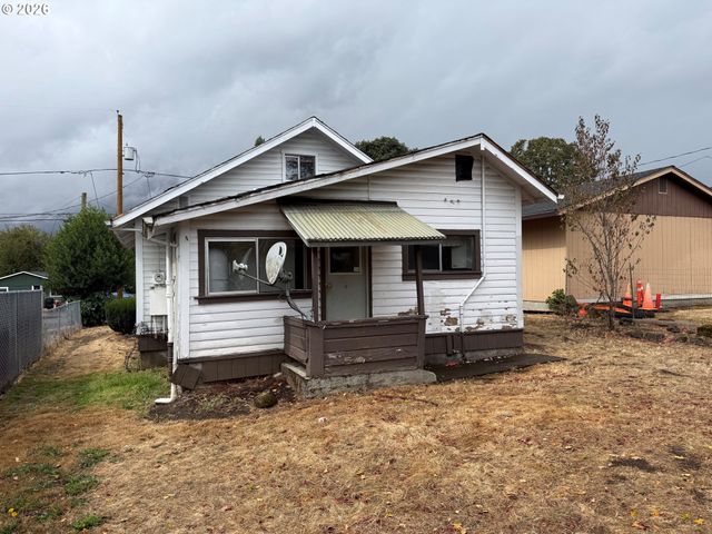 242 S 16TH St, St Helens, OR 97051