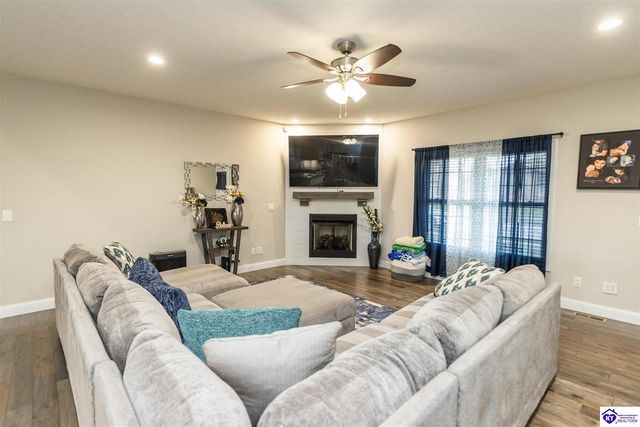 234 Royal Birkdale Court, Vine Grove, KY 41075