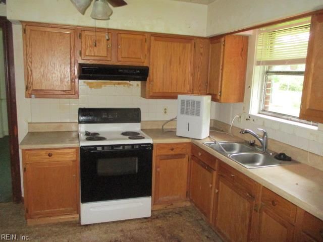 4052 Sunkist RD, Chesapeake, VA 23321