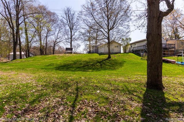 2543 Henry Road, Lapeer, MI 48446