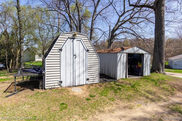2543 Henry Road, Lapeer, MI 48446