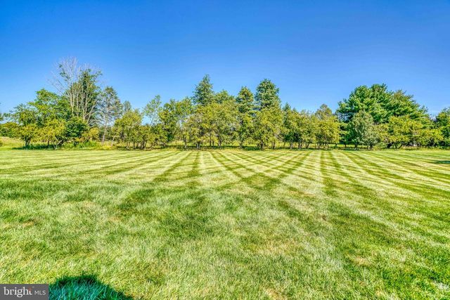 21 BELAMOUR DR, Washington Crossing, PA 18977