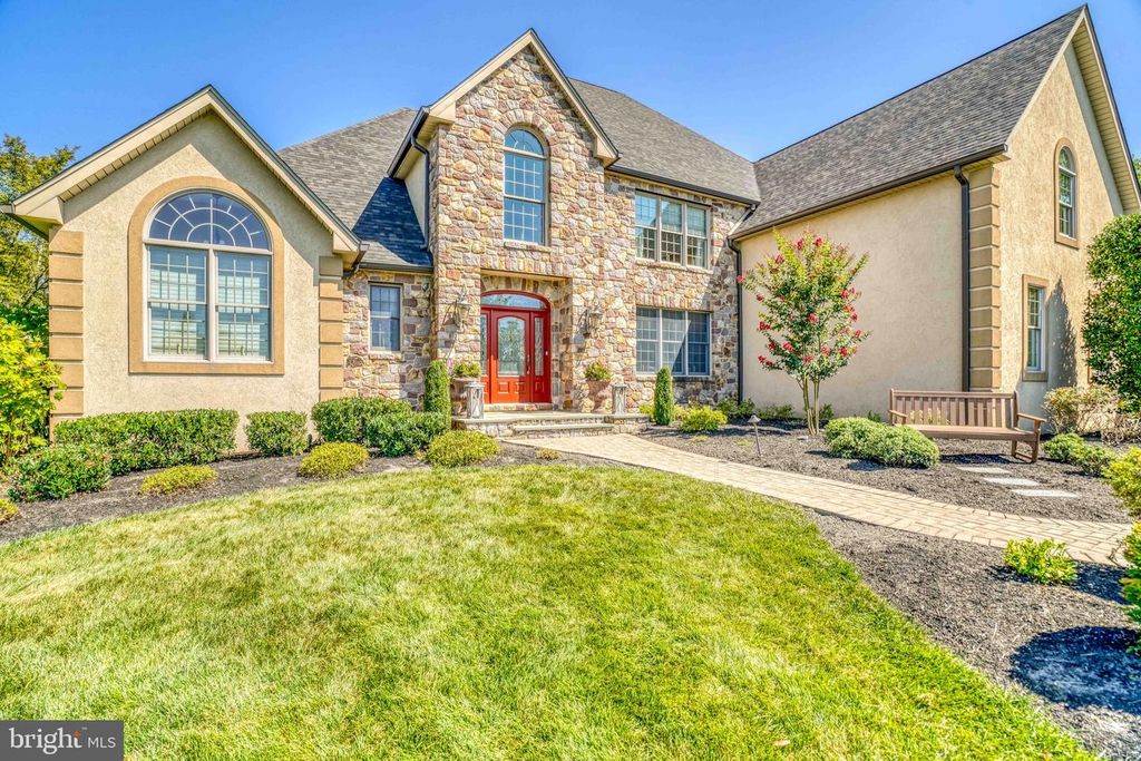 21 BELAMOUR DR, Washington Crossing, PA 18977