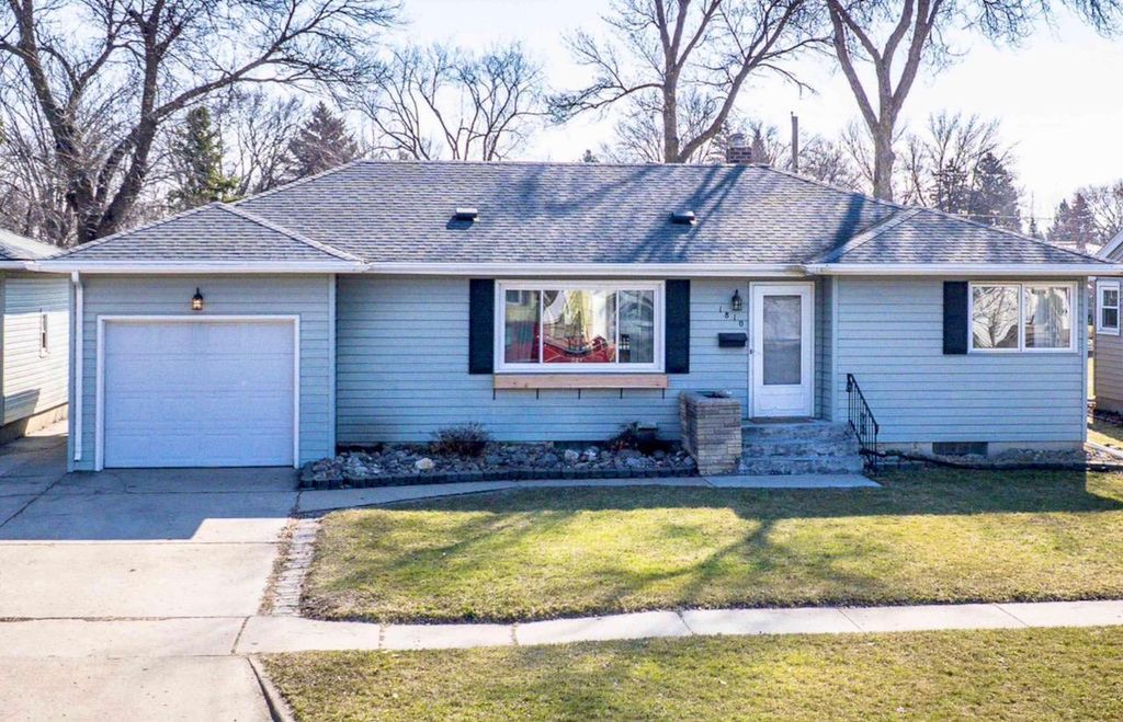 1810 5th Street S, Moorhead, MN 56560