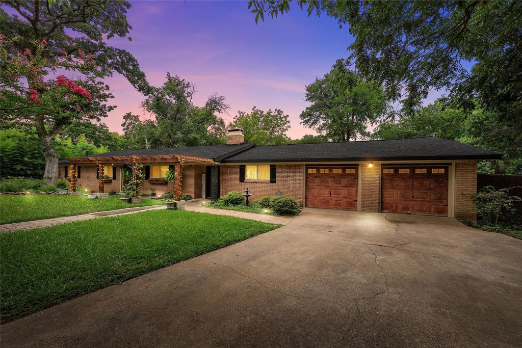 830 Arliss Drive, Woodway, TX 76712
