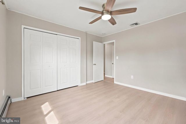 10 SERPENTINE LN, Levittown, PA 19055