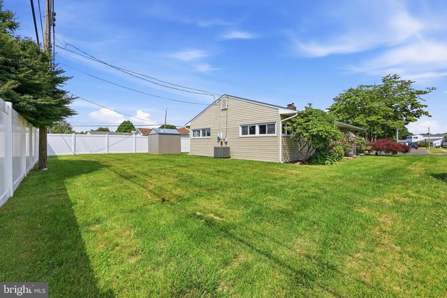 10 SERPENTINE LN, Levittown, PA 19055